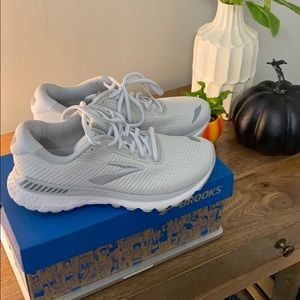 Brooks brand new size 7 shoes